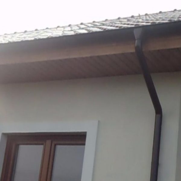 Dach pokryty dachówką Wienerberger L15 w odcieniu czerwonej angoby o eleganckim wykończeniu.